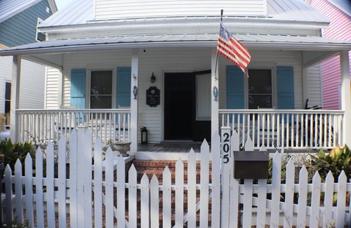Southport Cabaña | Loaded Luxury Large Historic Cottage-Heart of Historic District-Near Waterfront