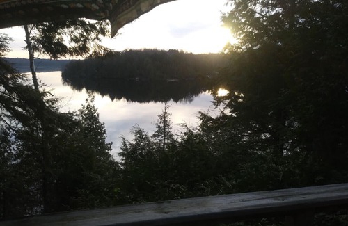 Rideau Lakes Cabaña | Cargas de privacidad en Big Crosby Lake Road / / Y terraza privada en el dormitorio principal