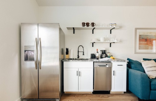 Sweetbriar Cabaña | Local Art Vibes ✔️ Comfy Beds & Rain Shower ❤️ Walk to Downtown & Eats 🏡