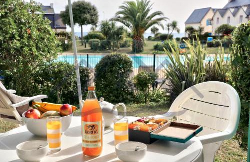 Guilvinec Apartamento | LocaLise - A05 - Plain-pied avec petite vue mer donnant sur la piscine et le jardin - Grande salle de bain - Wifi inclus - draps inclus - animaux bienvenus - parking gratuit
