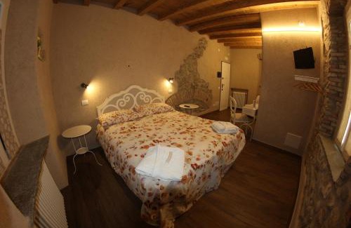 Sant'Ambrogio Cama Y Desayuno | Locanda Vecchia Osteria