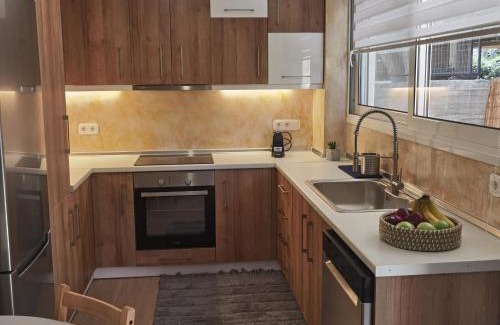Khalandrion Apartamento | Locaroo apartment with garden space