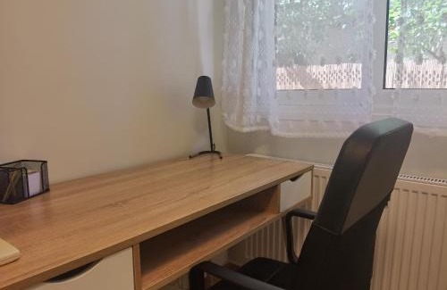 Khalandrion Apartamento | Locaroo apartment with garden space