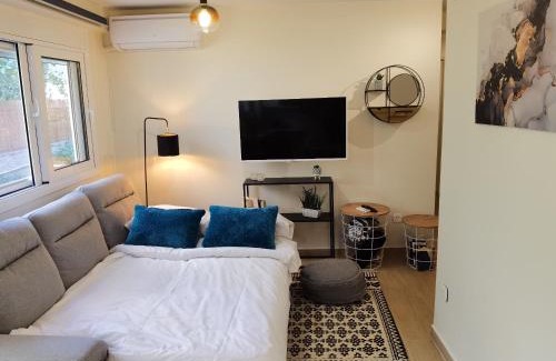 Khalandrion Apartamento | Locaroo apartment with garden space