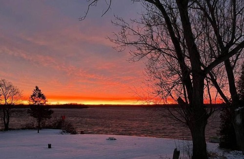 Adolphustown Casa | Located 12 kilometers east of Picton on Lake Ontario, Adolphus reach.