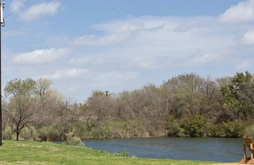 Farmers Branch Apartamento | Located at the center of DFW. 15 minutes from both Dallas airports and downtown.