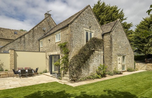 Chedworth Cabaña | Located at the end of a private, tree lined drive, Cats Abbey Cottage a charming, semi-detached, Cot