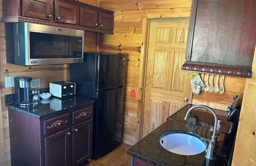 New Marshfield Cabina | Situado en las estribaciones de la Hocking Hills