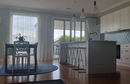 Windang Casa | Located between picturesque Lake Illawarra and Windang beach