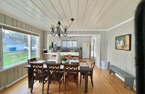 Traverse City Casa | Ubicado directamente en East Grand Traverse Bay con playa privada
