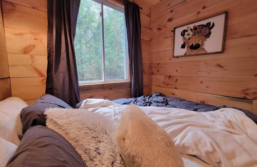 Addington Highlands Cabina | Located directly on the Skootamatta River with Private back lake
