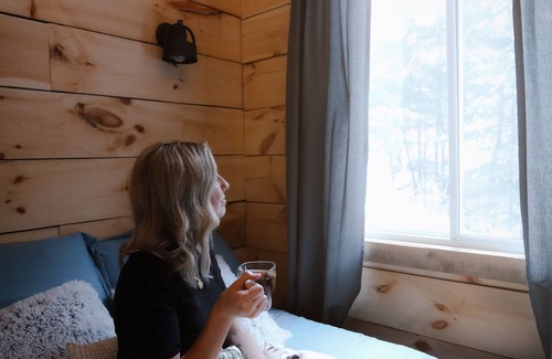 Addington Highlands Cabina | Located directly on the Skootamatta River with Private back lake