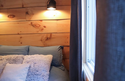 Addington Highlands Cabina | Located directly on the Skootamatta River with Private back lake