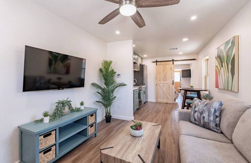 Downtown Tucson Apartamento | Located downtown this 1 bedroom 1 bathroom is fully remodeled with your own dedicated electric vehicle charger .