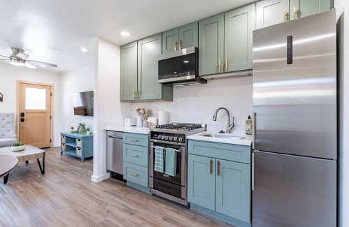 Downtown Tucson Apartamento | Located downtown this 1 bedroom 1 bathroom is fully remodeled with your own dedicated electric vehicle charger .