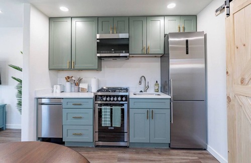 Downtown Tucson Apartamento | Located downtown this 1 bedroom 1 bathroom is fully remodeled with your own dedicated electric vehicle charger .