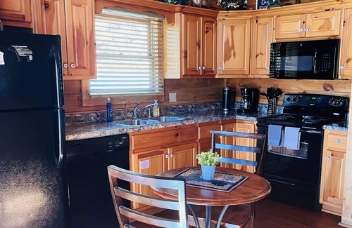 Black Bear Falls Cabina | Located in Black Bear Falls Resort cozy cabin for two with new hot tub