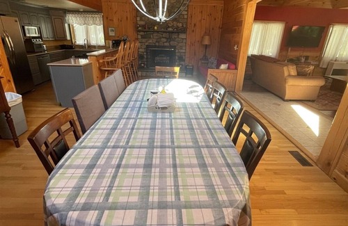 Bridgton Chalet De Esquí | Located in desirable Knights Hill Association on Moose Pond in Bridgton