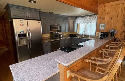 Bridgton Chalet De Esquí | Located in desirable Knights Hill Association on Moose Pond in Bridgton