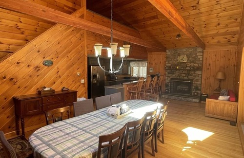 Bridgton Chalet De Esquí | Located in desirable Knights Hill Association on Moose Pond in Bridgton