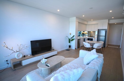 Bankstown Apartamento | Located in heart of Bankstown and on top of the building with full of views.