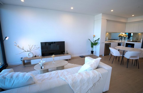 Bankstown Apartamento | Located in heart of Bankstown and on top of the building with full of views.