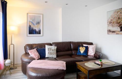Bramcote Casa | Located in the peaceful NG8 Wollaton , Perfect for Business Trips & Family Holidays or working proffesionals-long term deals, M1 Nearby , Free Parking , Private Garden , 500Mb Wi-Fi , Netflix