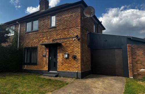 Bramcote Casa | Located in the peaceful NG8 Wollaton , Perfect for Business Trips & Family Holidays or working proffesionals-long term deals, M1 Nearby , Free Parking , Private Garden , 500Mb Wi-Fi , Netflix