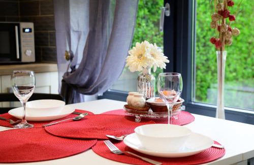 Bramcote Casa | Located in the peaceful NG8 Wollaton , Perfect for Business Trips & Family Holidays or working proffesionals-long term deals, M1 Nearby , Free Parking , Private Garden , 500Mb Wi-Fi , Netflix