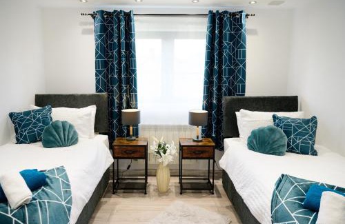 Bramcote Casa | Located in the peaceful NG8 Wollaton , Perfect for Business Trips & Family Holidays or working proffesionals-long term deals, M1 Nearby , Free Parking , Private Garden , 500Mb Wi-Fi , Netflix
