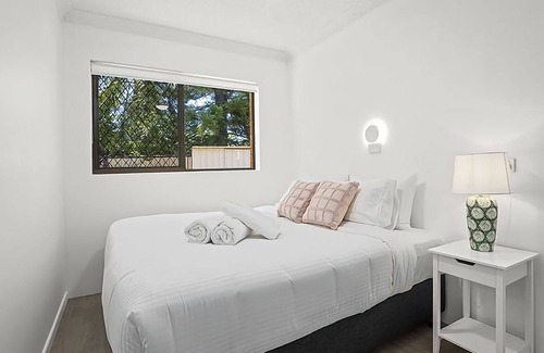 Coffs Harbour Apartamento | Located just 600 beach, Coffs Mediterranean Villa 4 is a spacious one bedroom apartment