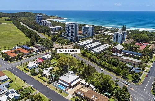 Coffs Harbour Apartamento | Located just 600 beach, Coffs Mediterranean Villa 4 is a spacious one bedroom apartment