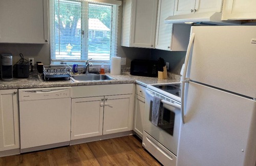 Urbandale Casa | Located minutes away from target, dining & interstate! Safe culdasac with park!