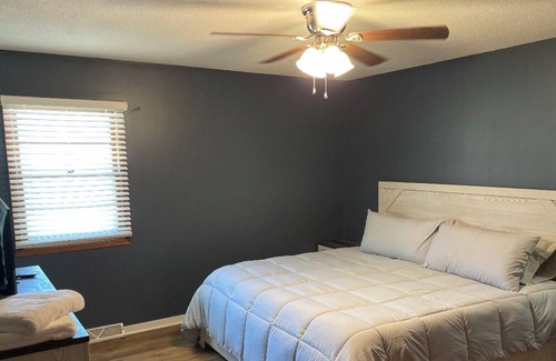 Urbandale Casa | Located minutes away from target, dining & interstate! Safe culdasac with park!