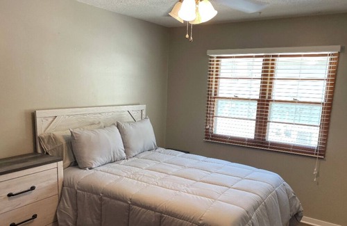 Urbandale Casa | Located minutes away from target, dining & interstate! Safe culdasac with park!
