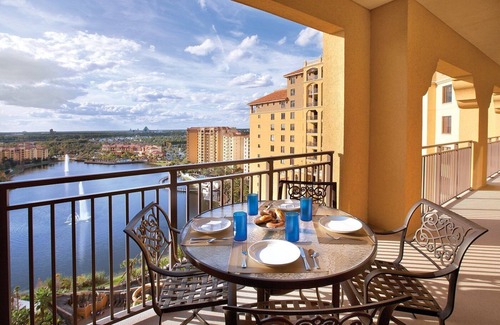 Lake Buena Vista Complejo | Located near Disney World, this resort offers comfortable condo-style suites.