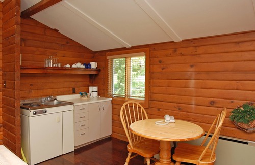Fenelon Falls Cabaña | Located on a Waterfront Golf Resort