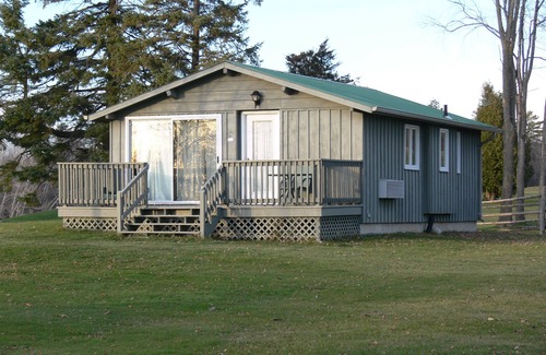 Fenelon Falls Cabaña | Located on a Waterfront Golf Resort