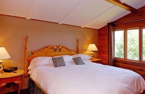 Fenelon Falls Cabaña | Located on a Waterfront Golf Resort