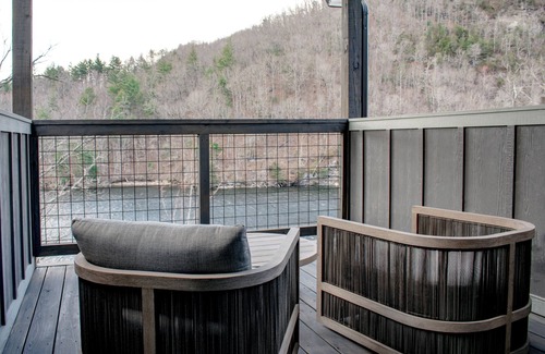 Tuckasegee Casa | Located on Bear Lake in Tuckasegee, NC. A scenic getaway for your family event!