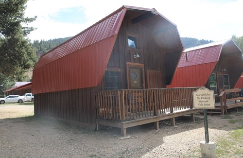 Red River Cabina | Located on our Private Fishing Pond