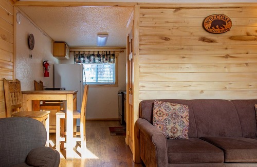 Red River Cabina | Located on the river, facing the Mountains