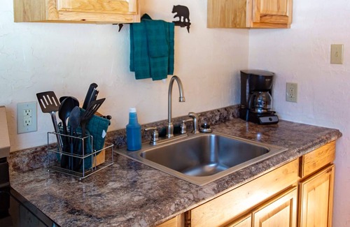 Red River Cabina | Located on the river, facing the Mountains