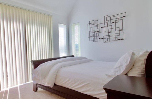 Old Ballard Condominio | Located one block away from Ballard's Market Street.