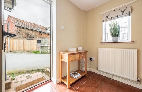 Saxthorpe Cabaña | Located quietly and tucked away in the village of Saxthorpe, Inglenook, a semi-detached cottage dati