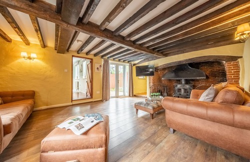 Saxthorpe Cabaña | Located quietly and tucked away in the village of Saxthorpe, Inglenook, a semi-detached cottage dati