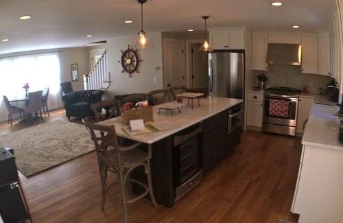 Falmouth Casa | Ubicado a pasos de la calle principal y .7 millas del Surf Drive Beach