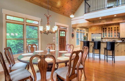 Lake Toxaway Casa | Convenientemente ubicado cerca de los servicios de montaña, pero escondido para la relajación.