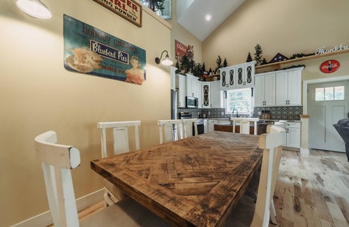 Gatlinburg Chalet De Esquí | LOCATION! 1/2 mile to downtown, 5 bdrs & hot tub