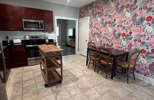 Columbia Casa | LOCATION! 1 mile from William Brice Stadium - Close to Campus! Close to IT ALL!